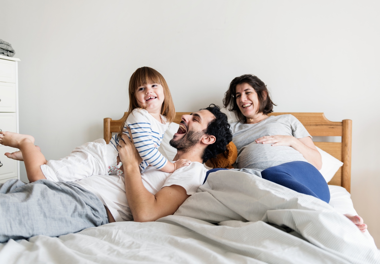Clients satisfaits montrant leurs maisons bien isolées